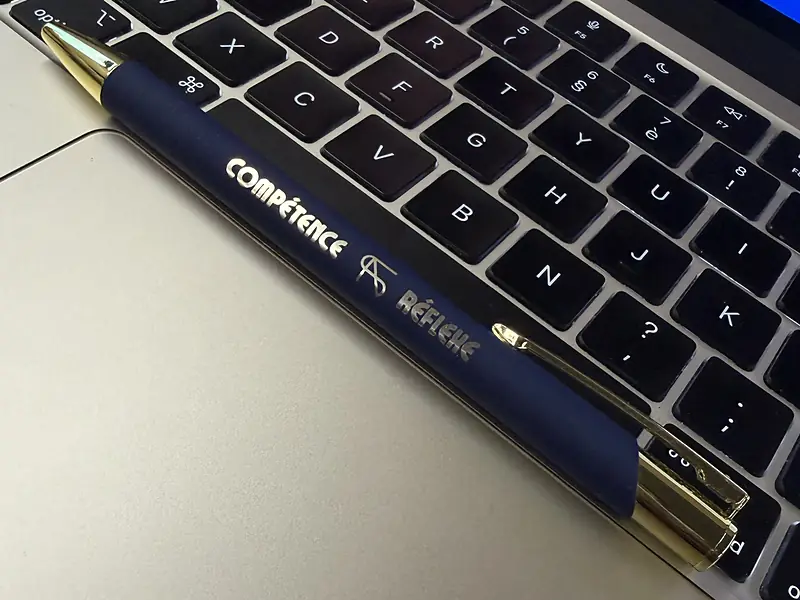 Stylo Compétence Réflexe bleu marine et doré, marqué du logo Compétence Réflexe